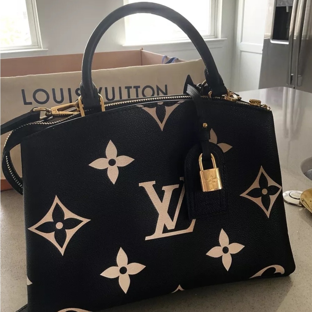 Louis Vuitton Petit Palais Handbag ( New Condition )